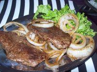 Стейк с луком «Bife acebolado»